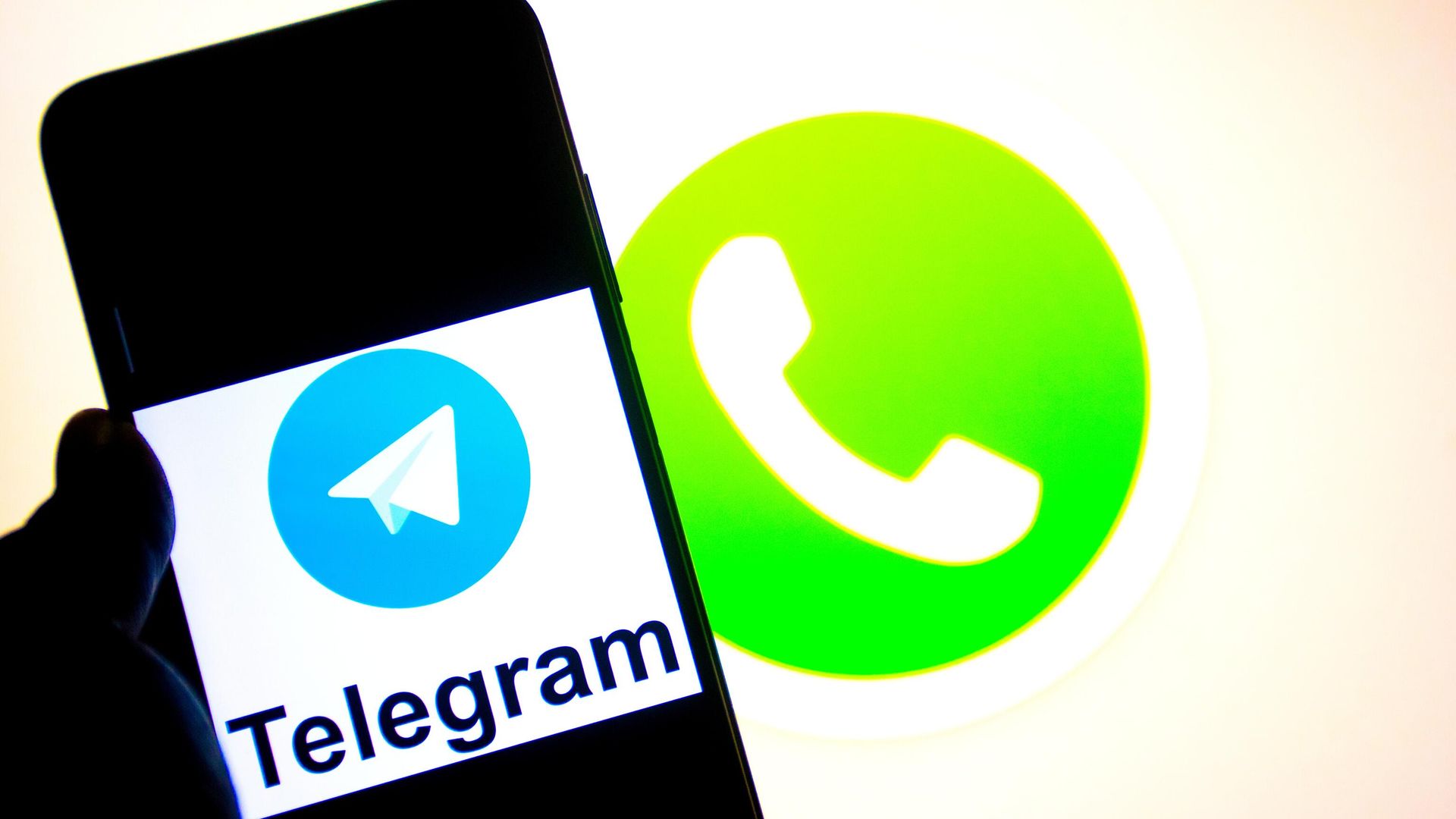 Логотипы мессенджеров Telegram и WhatsApp Логотипы мессенджеров Telegram и WhatsApp - РИА Новости, 1920, 13.08.2025