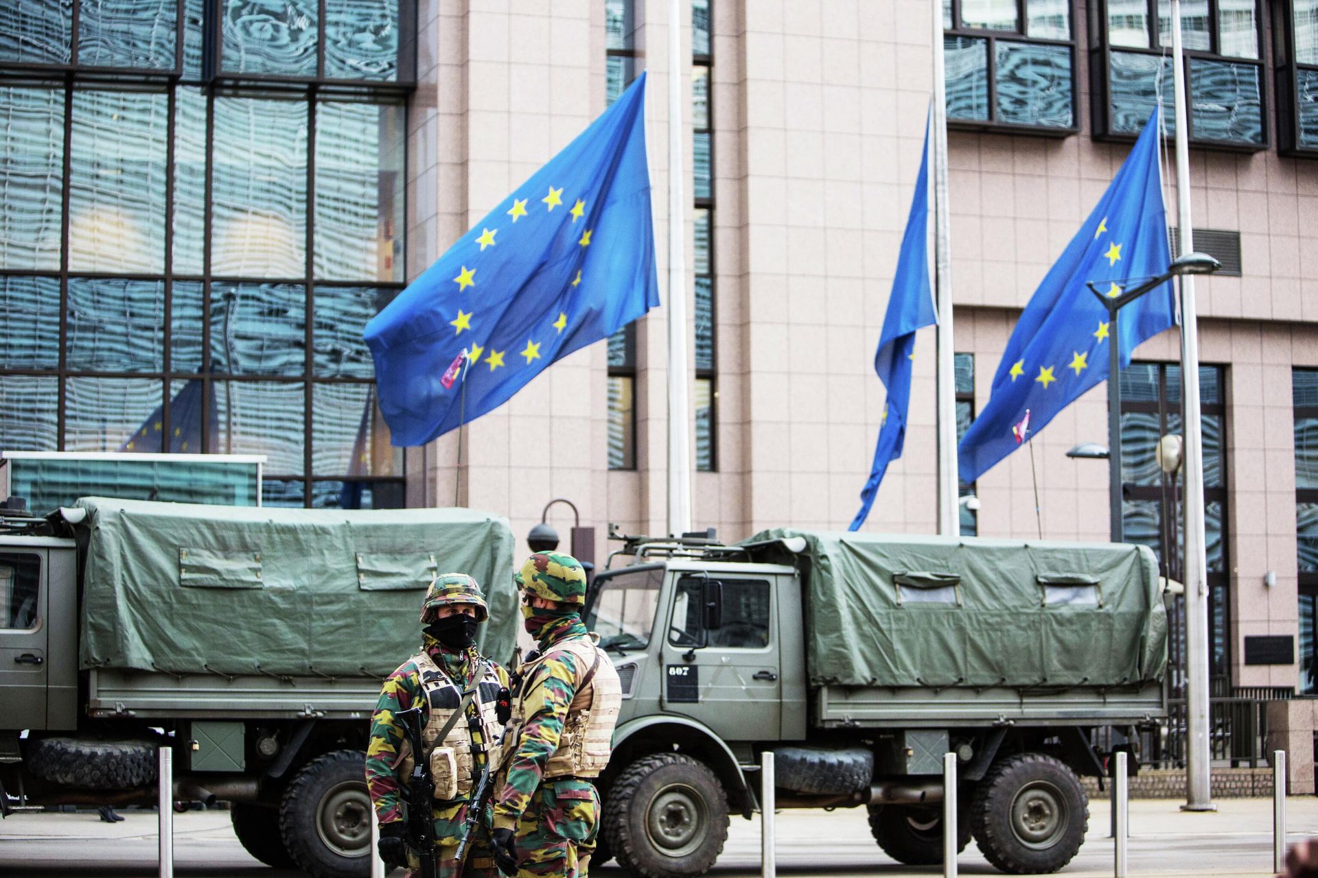 Военнослужащие обеспечивают безопасность штаб-квартиры Европейской комиссии в Брюсселе Военнослужащие обеспечивают безопасность штаб-квартиры Европейской комиссии в Брюсселе - РИА Новости, 1920, 28.01.2026
