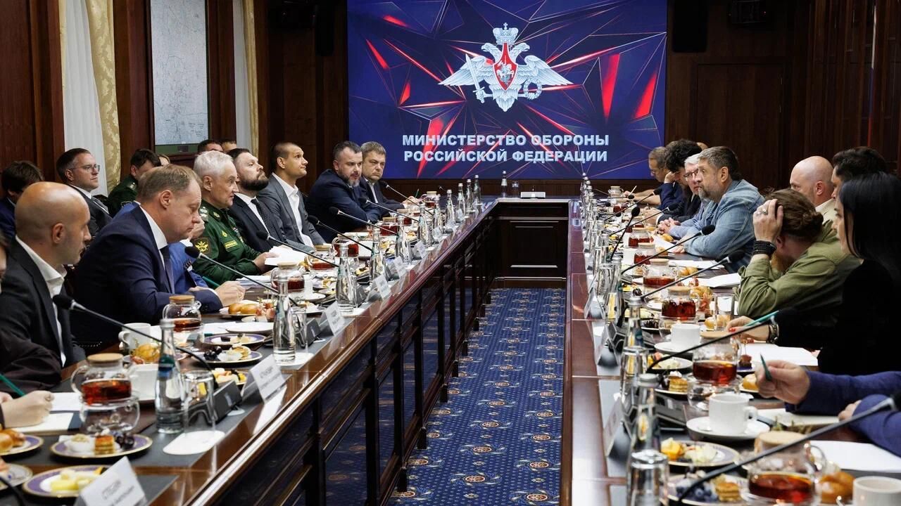 Министр обороны России Андрей Белоусов встретился с корреспондентами, работающими в зоне спецоперации. 13 августа 2025 Министр обороны России Андрей Белоусов встретился с корреспондентами, работающими в зоне спецоперации. 13 августа 2025 - РИА Новости, 1920, 13.08.2025