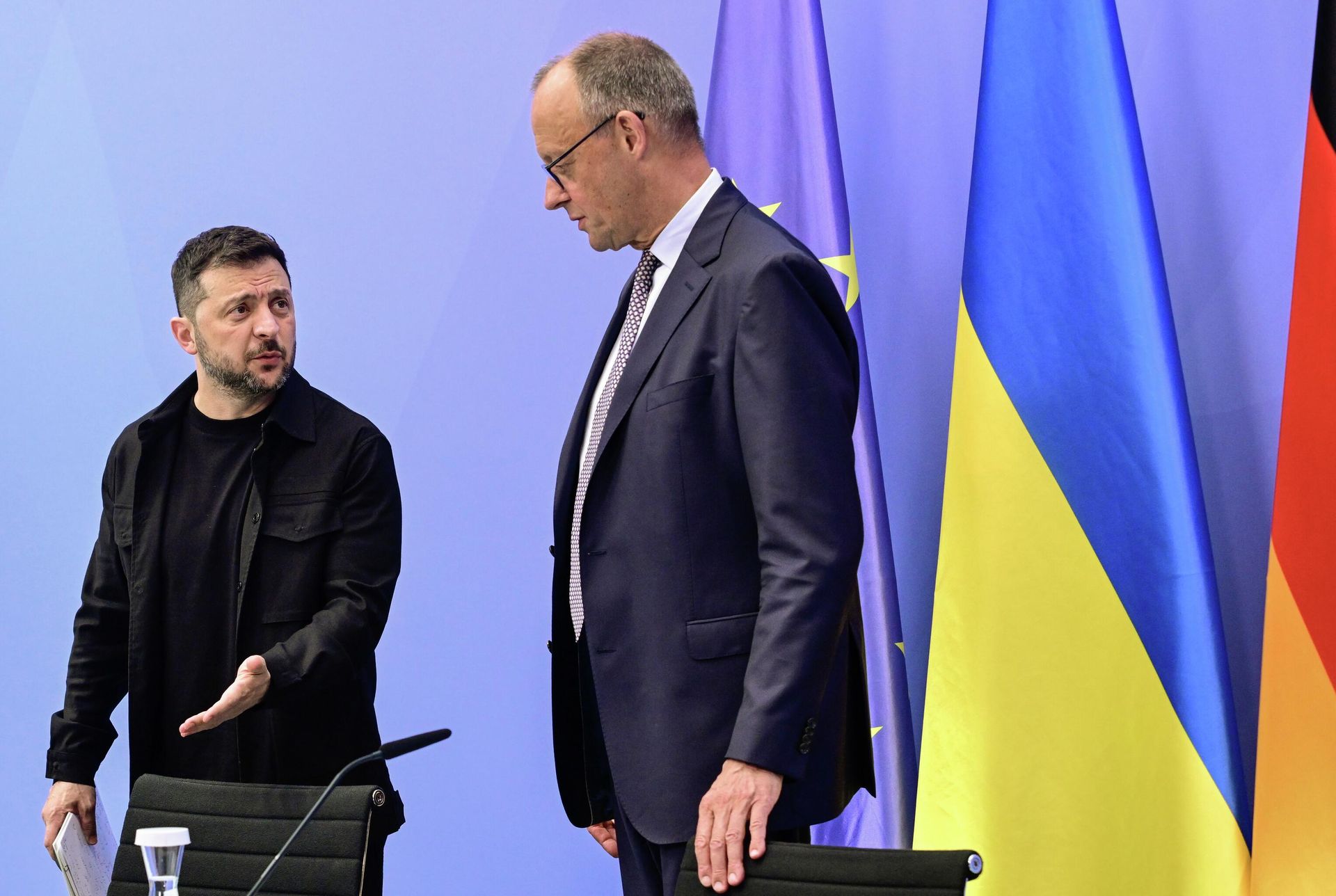 Владимир Зеленский и канцлер Германии Фридрих Мерц перед видеоконференцией с президентом США Дональдом Трампом - РИА Новости, 1920, 18.09.2026