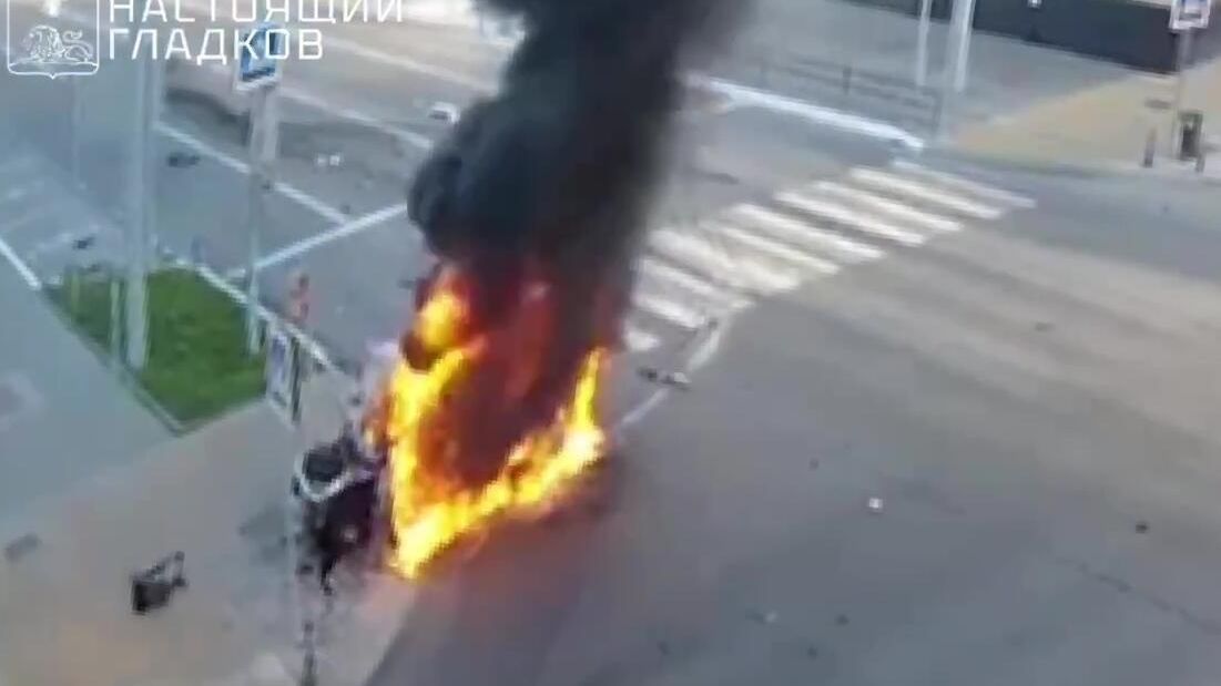 Легковой автомобиль загорелся в результате атаки беспилотника ВСУ в Белгороде. Скриншот видео Легковой автомобиль загорелся в результате атаки беспилотника ВСУ в Белгороде. Скриншот видео - РИА Новости, 1920, 14.08.2025