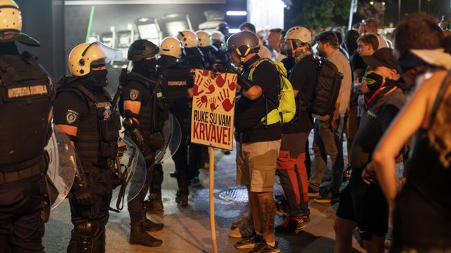 Сотрудники полиции и протестующие в городе Нови-Сад, Сербия. 13 августа 2025
