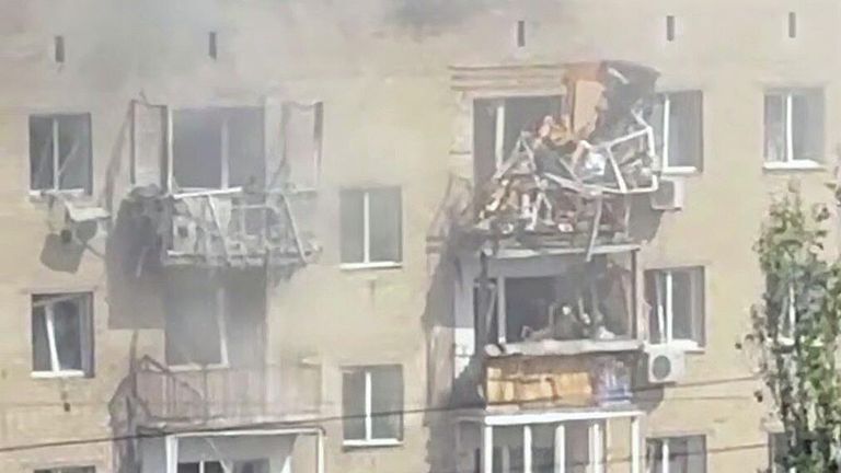 Последствия удара беспилотника по жилому дому в Ростове-на-Дону. Кадр видео из соцсетей Последствия удара беспилотника по жилому дому в Ростове-на-Дону. Кадр видео из соцсетей