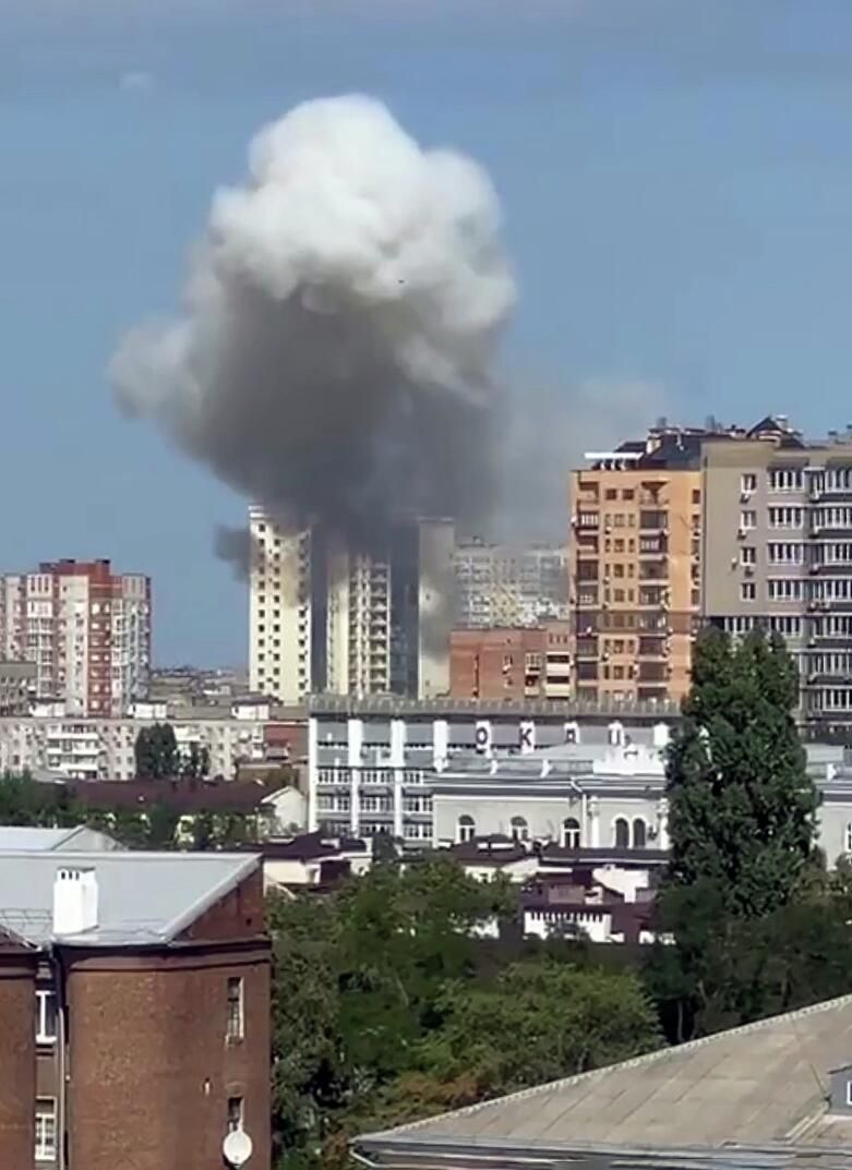 Последствия удара беспилотника по жилому дому в Ростове-на-Дону. Кадр видео из соцсетей Последствия удара беспилотника по жилому дому в Ростове-на-Дону. Кадр видео из соцсетей - РИА Новости, 1920, 14.08.2025