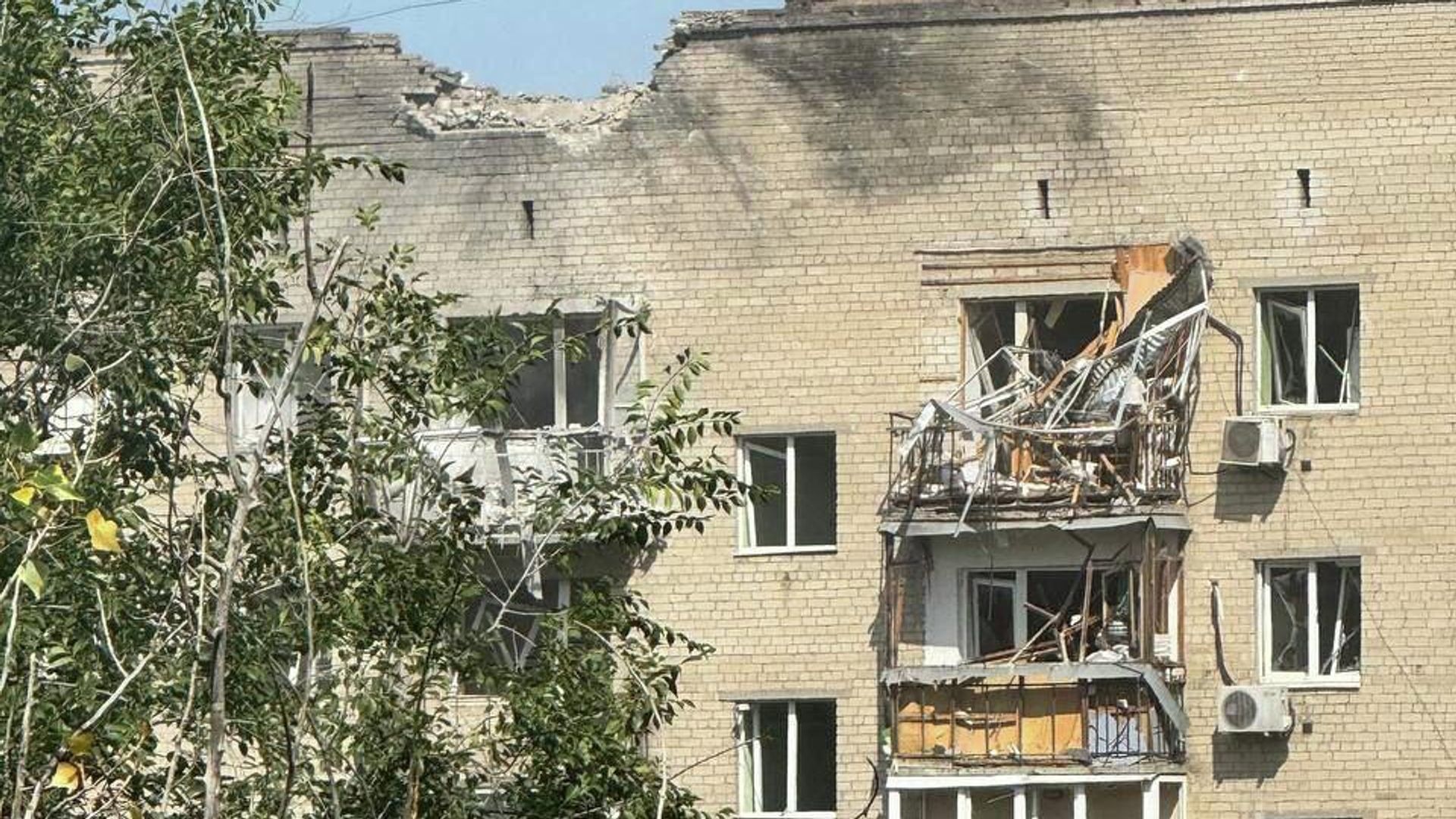 Последствия удара беспилотника по жилому дому в Ростове-на-Дону Последствия удара беспилотника по жилому дому в Ростове-на-Дону - РИА Новости, 1920, 14.08.2025
