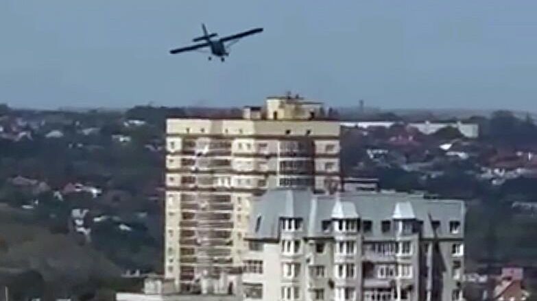 Беспилотник самолетного типа, атаковавший жилой дом в Ростове-на-Дону. Кадр видео из соцсетей Беспилотник самолетного типа, атаковавший жилой дом в Ростове-на-Дону. Кадр видео из соцсетей - РИА Новости, 1920, 14.08.2025