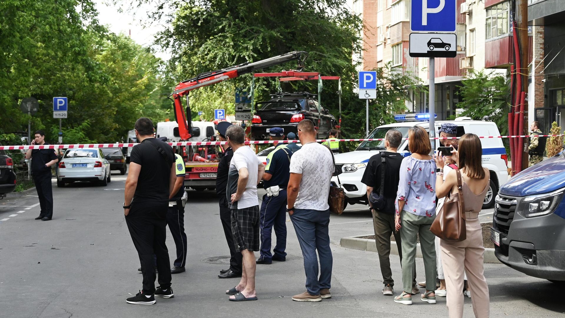 Люди у жилого дома в Ростове-на-Дону, подвергшегося атаке беспилотника ВСУ. 14 августа 2025 Люди у жилого дома в Ростове-на-Дону, подвергшегося атаке беспилотника ВСУ. 14 августа 2025 - РИА Новости, 1920, 14.08.2025