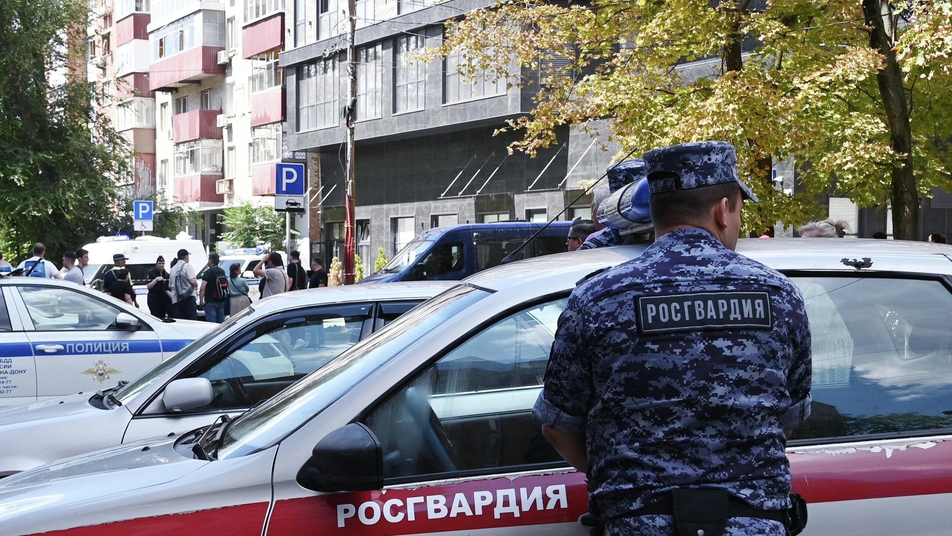Сотрудник Росгвардии у жилого дома в Ростове-на-Дону, подвергшегося атаке беспилотника ВСУ - РИА Новости, 1920, 14.08.2025