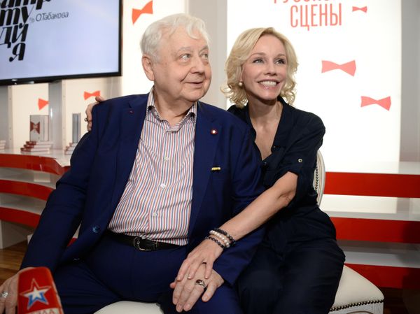 Актер и режиссер Олег Табаков и его супруга актриса Марина Зудина на презентации книги Табаков русской сцены, приуроченной к открытию нового юбилейного сезона в Театре под руководством Олега Табакова Актер и режиссер Олег Табаков и его супруга актриса Марина Зудина на презентации книги Табаков русской сцены, приуроченной к открытию нового юбилейного сезона в Театре под руководством Олега Табакова
