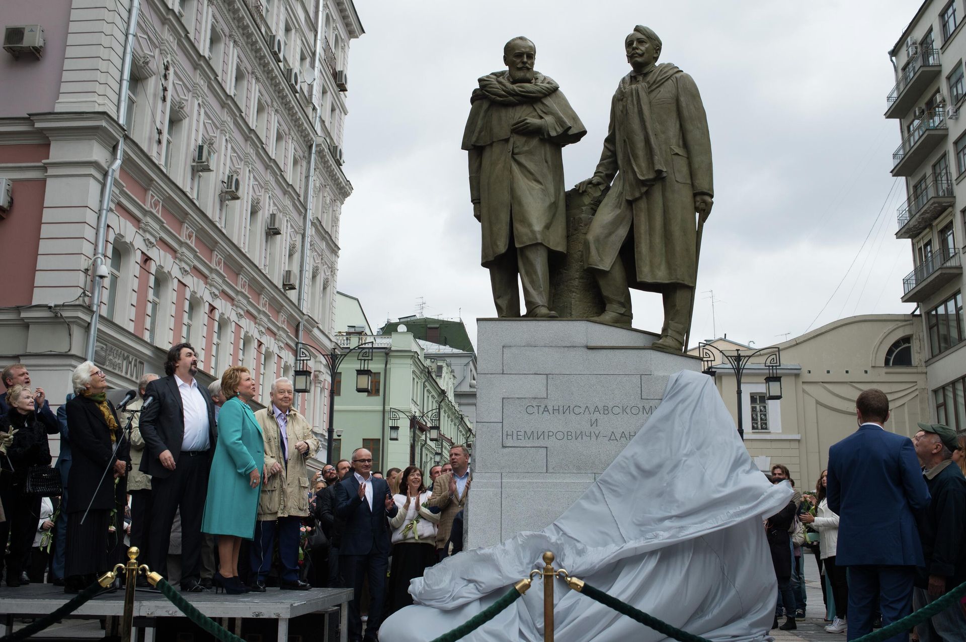 Памятник основателям Московского Художественного театра Константину Сергеевичу Станиславскому и Владимиру Ивановичу Немировичу-Данченко открытый, 3 сентября в Москве Памятник основателям Московского Художественного театра Константину Сергеевичу Станиславскому и Владимиру Ивановичу Немировичу-Данченко открытый, 3 сентября в Москве