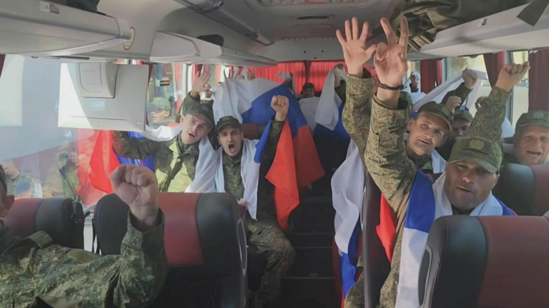 Кадры с вернувшимися из плена российскими военнослужащими Кадры с вернувшимися из плена российскими военнослужащими - РИА Новости, 1920, 14.08.2025