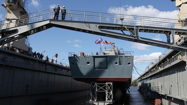 Церемония спуска на воду фрегата Адмирал Амелько в Санкт-Петербурге