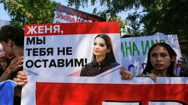 Сторонники главы Гагаузской автономии в составе Молдавии Евгении Гуцул во время митинга у СИЗО №13 в Кишиневе