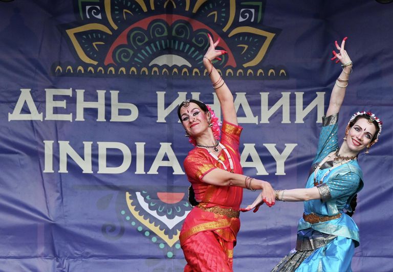 Выступление танцевальных коллективов на 10-м фестивале День Индии в Южном ландшафтном парке Остров мечты в Москве Выступление танцевальных коллективов на 10-м фестивале День Индии в Южном ландшафтном парке Остров мечты в Москве