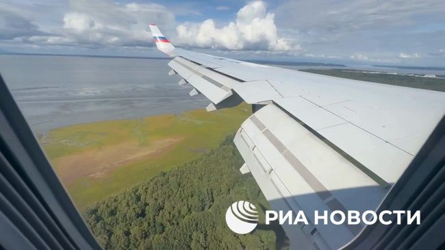 Самолет с российскими журналистами в аэропорту Анкориджа