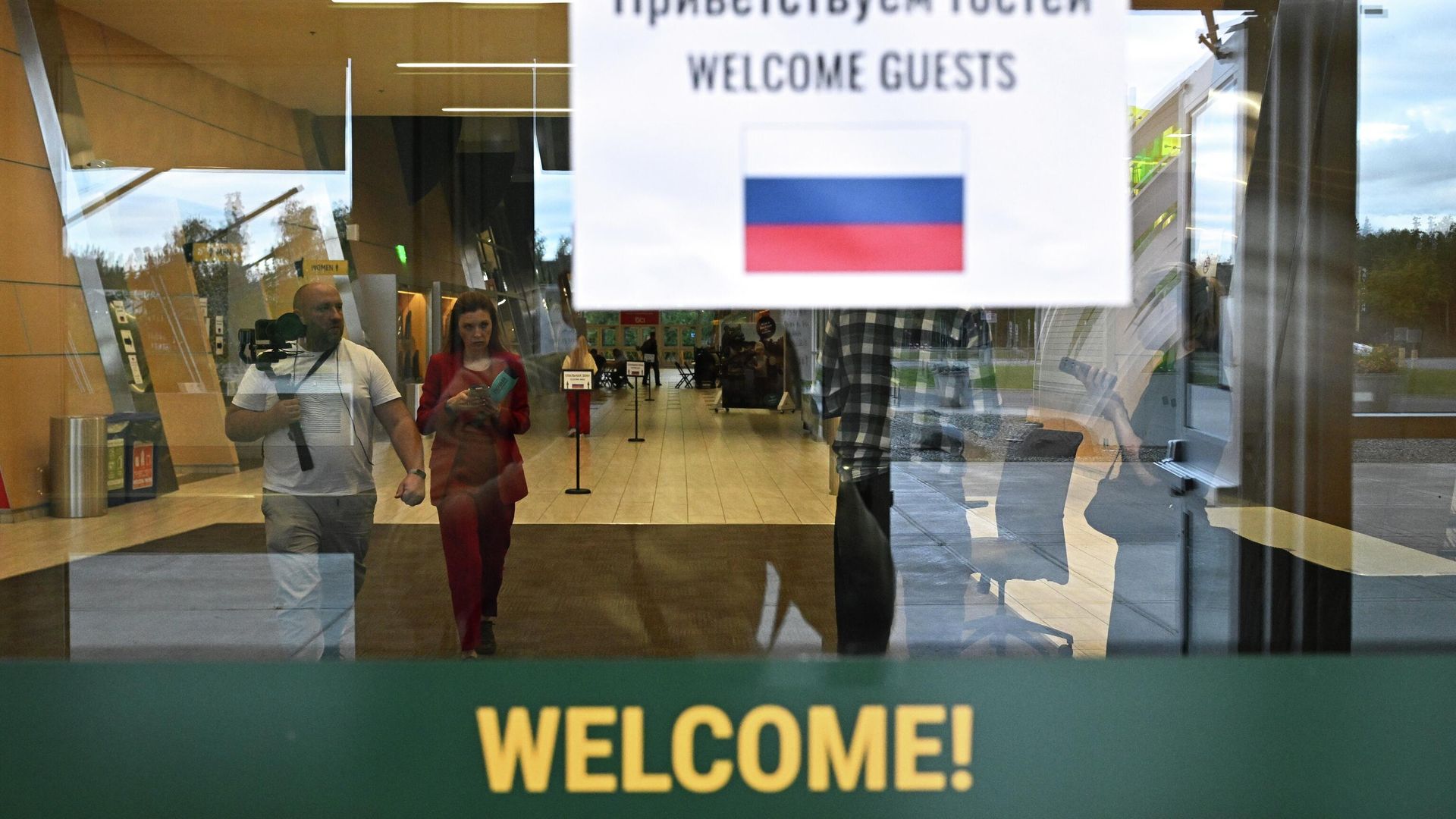 Журналисты кремлевского пула на спортивной арене Airlines Center готовятся к российско-американским переговорам Журналисты кремлевского пула на спортивной арене Airlines Center готовятся к российско-американским переговорам - РИА Новости, 1920, 15.08.2025
