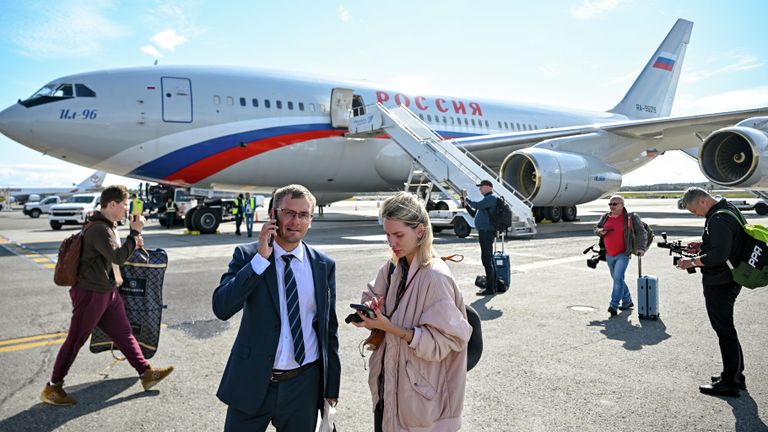 Самолет Ил-96-300 специального летного отряда Россия, вылетевший из московского аэропорта Внуково, прибыл в Международный аэропорт Анкоридж имени Теда Стивенса Самолет Ил-96-300 специального летного отряда Россия, вылетевший из московского аэропорта Внуково, прибыл в Международный аэропорт Анкоридж имени Теда Стивенса