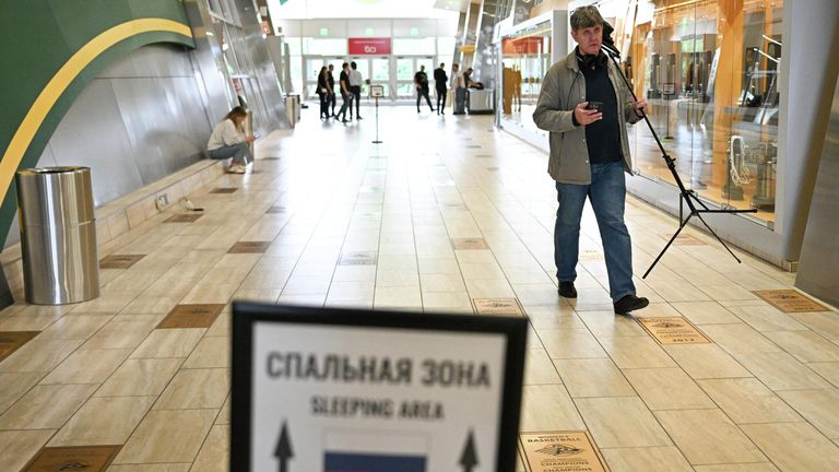 Журналист кремлевского пула на спортивной арене Airlines Center, где представители СМИ готовятся к российско-американским переговорам Журналист кремлевского пула на спортивной арене Airlines Center, где представители СМИ готовятся к российско-американским переговорам