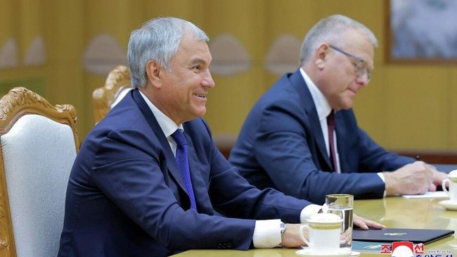 Председатель Государственной думы РФ Вячеслав Володин во время встречи с председателем государственных дел Корейской Народно-Демократической Республики Ким Чен Ыном в Пхеньяне