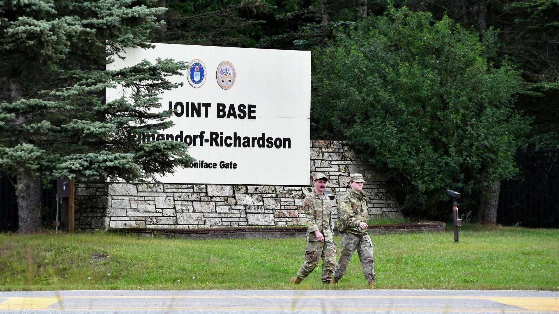 Военнослужащие у вывески военной базы США Эльмендорф-Ричардсон в Анкоридже Военнослужащие у вывески военной базы США Эльмендорф-Ричардсон в Анкоридже - РИА Новости, 1920, 15.08.2025