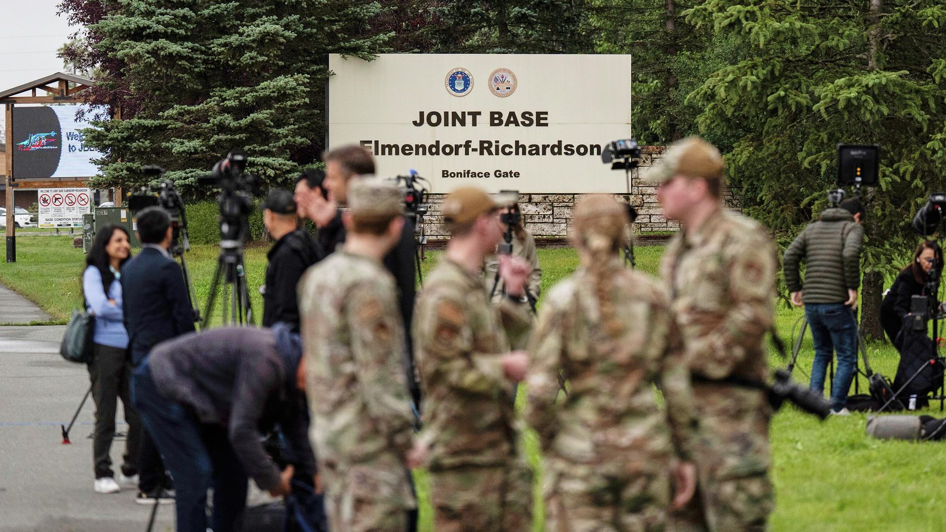 Американские военнослужащие у военной базы США Эльмендорф-Ричардсон в Анкоридже - РИА Новости, 1920, 18.04.2026