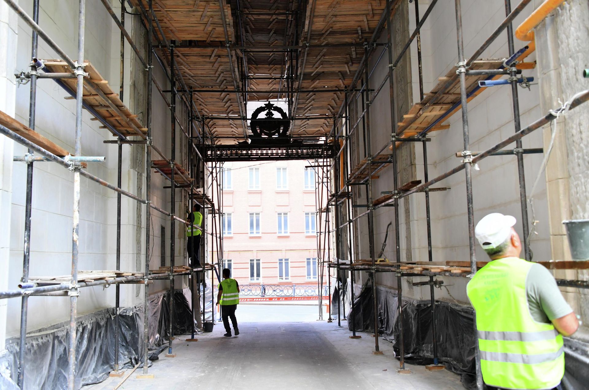 Реставрационные работы в многоквартирном жилом доме на Красных воротах в Москве. - РИА Новости, 1920, 15.08.2025