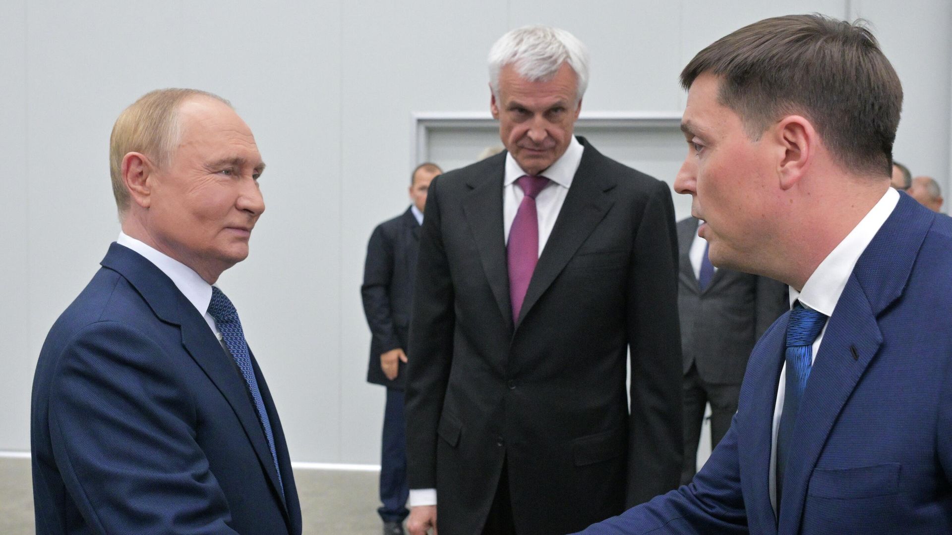 Президент Владимир Путин во время посещения завода Омега-Си в Магадане Президент Владимир Путин во время посещения завода Омега-Си в Магадане - РИА Новости, 1920, 15.08.2025