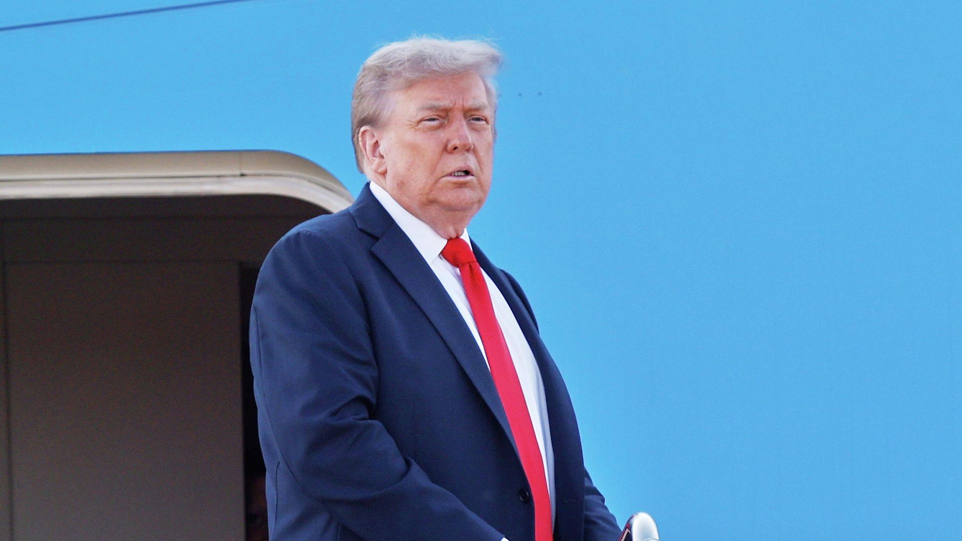 Президент США Дональд Трамп перед вылетом на Аляску Президент США Дональд Трамп перед вылетом на Аляску - РИА Новости, 1920, 15.08.2025