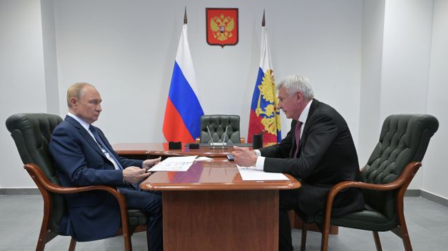 Президент РФ Владимир Путин и губернатор Магаданской области Сергей Носов во время встречи