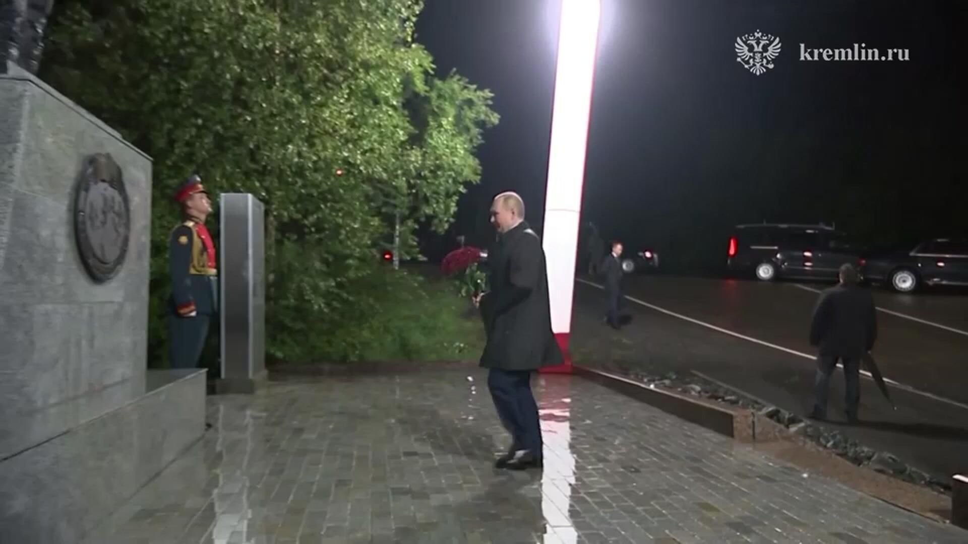 Путин возложил цветы к мемориалу Героям АлСиба. Кадры из Магадана Путин возложил цветы к мемориалу Героям АлСиба. Кадры из Магадана - РИА Новости, 1920, 15.08.2025