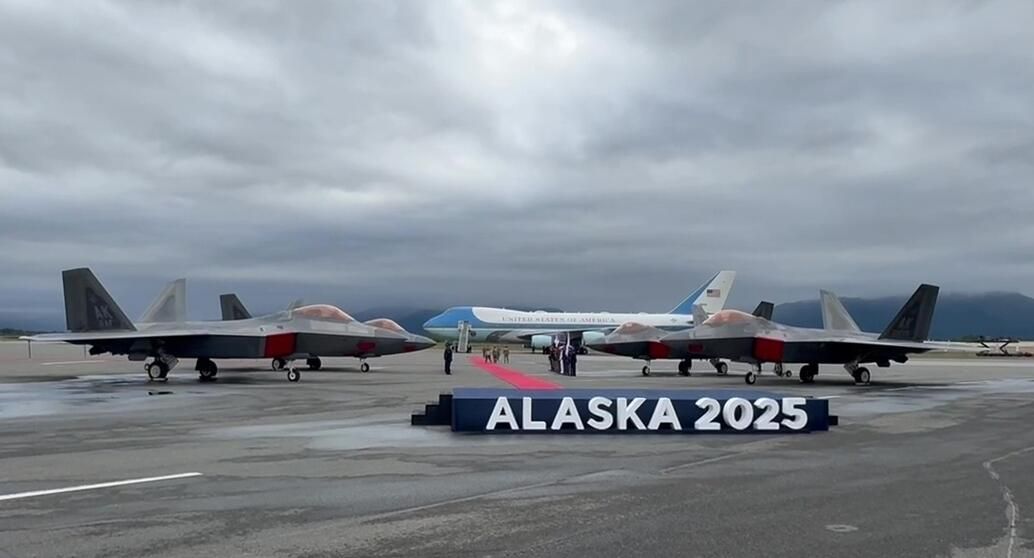Истребители пятого поколения F-22 на аэродроме базы Элмендорф-Ричардсон на Аляске, где пройдет церемония встречи президента РФ Владимира Путина и президента США Дональда Трампа Истребители пятого поколения F-22 на аэродроме базы Элмендорф-Ричардсон на Аляске, где пройдет церемония встречи президента РФ Владимира Путина и президента США Дональда Трампа - РИА Новости, 1920, 16.08.2025