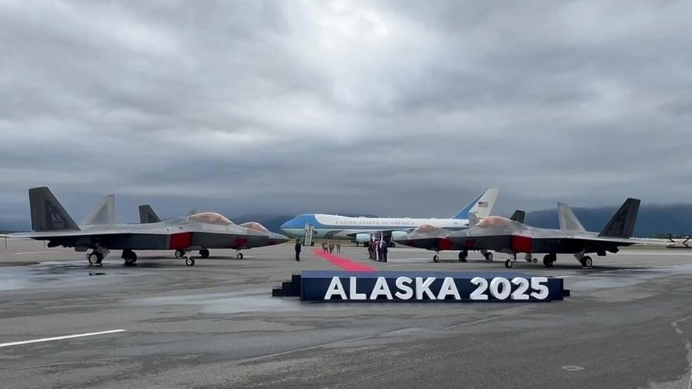 Истребители пятого поколения F-22 на аэродроме базы Элмендорф-Ричардсон на Аляске, где пройдет церемония встречи президента РФ Владимира Путина и президента США Дональда Трампа - РИА Новости, 1920, 16.08.2025