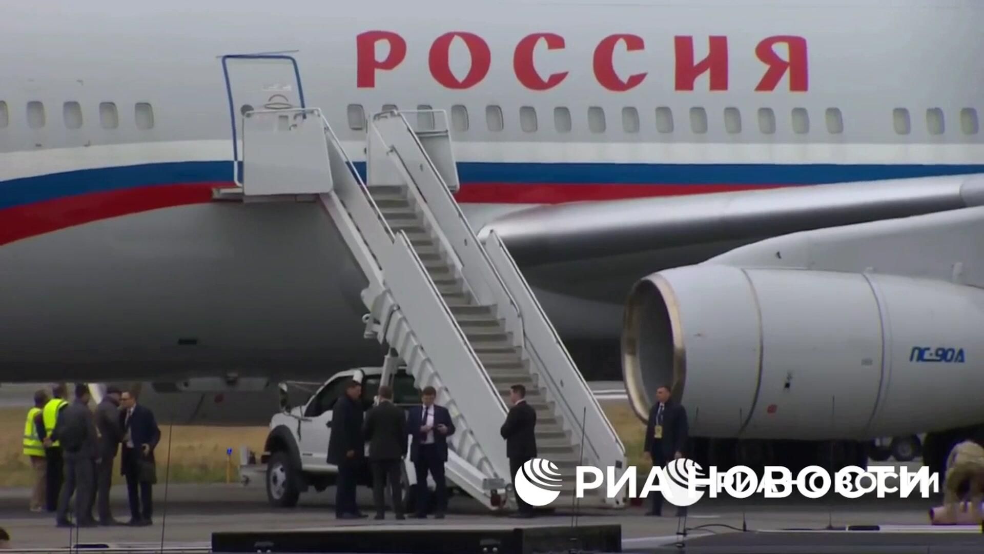 Красная дорожка перед трапом самолета Путина Красная дорожка перед трапом самолета Путина - РИА Новости, 1920, 15.08.2025