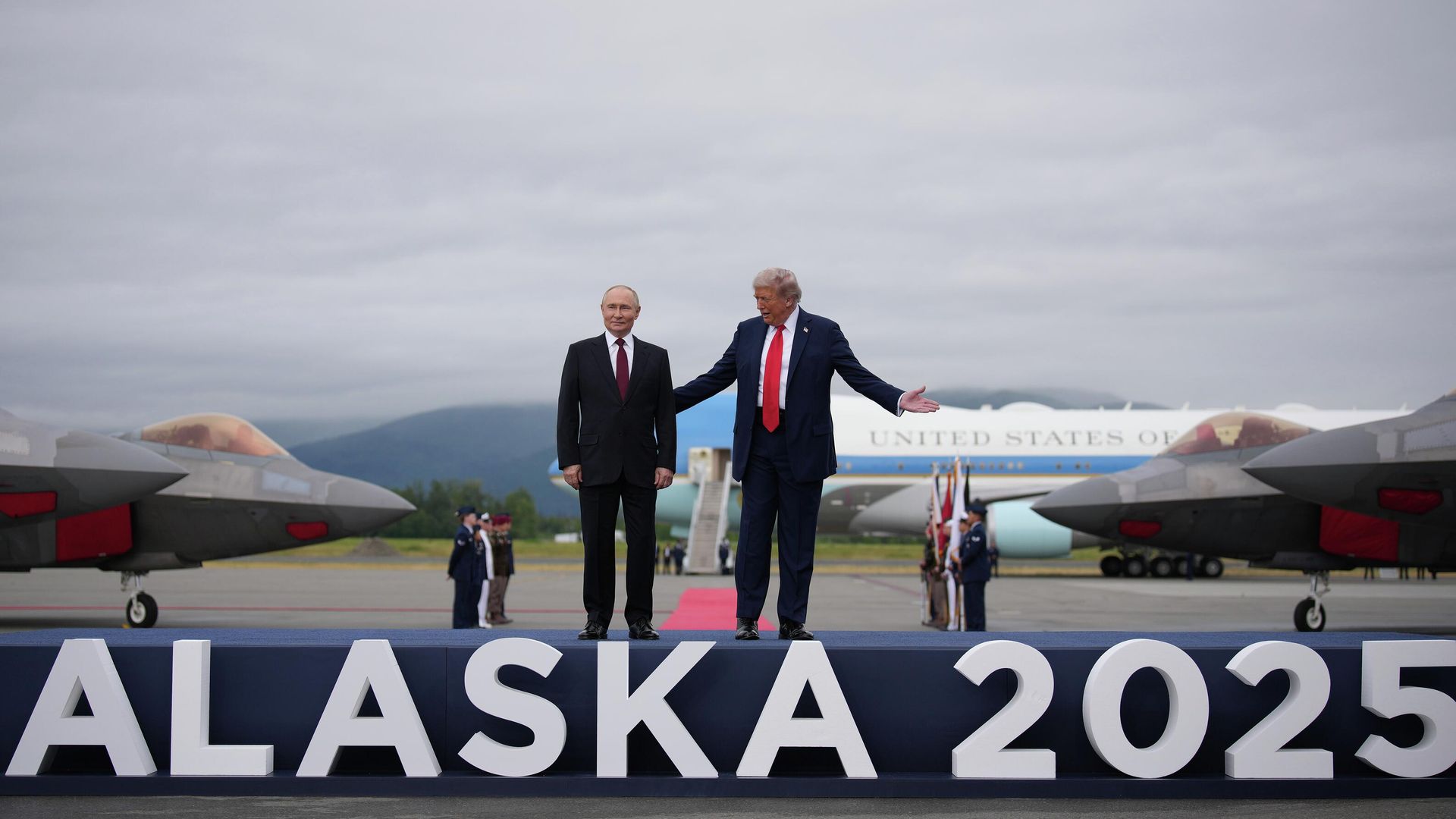 Президент США Дональд Трамп приветствует президента России Владимира Путина по прибытии на базу Элмендорф-Ричардсон в Анкоридже, Аляска Президент США Дональд Трамп приветствует президента России Владимира Путина по прибытии на базу Элмендорф-Ричардсон в Анкоридже, Аляска - РИА Новости, 1920, 15.08.2025