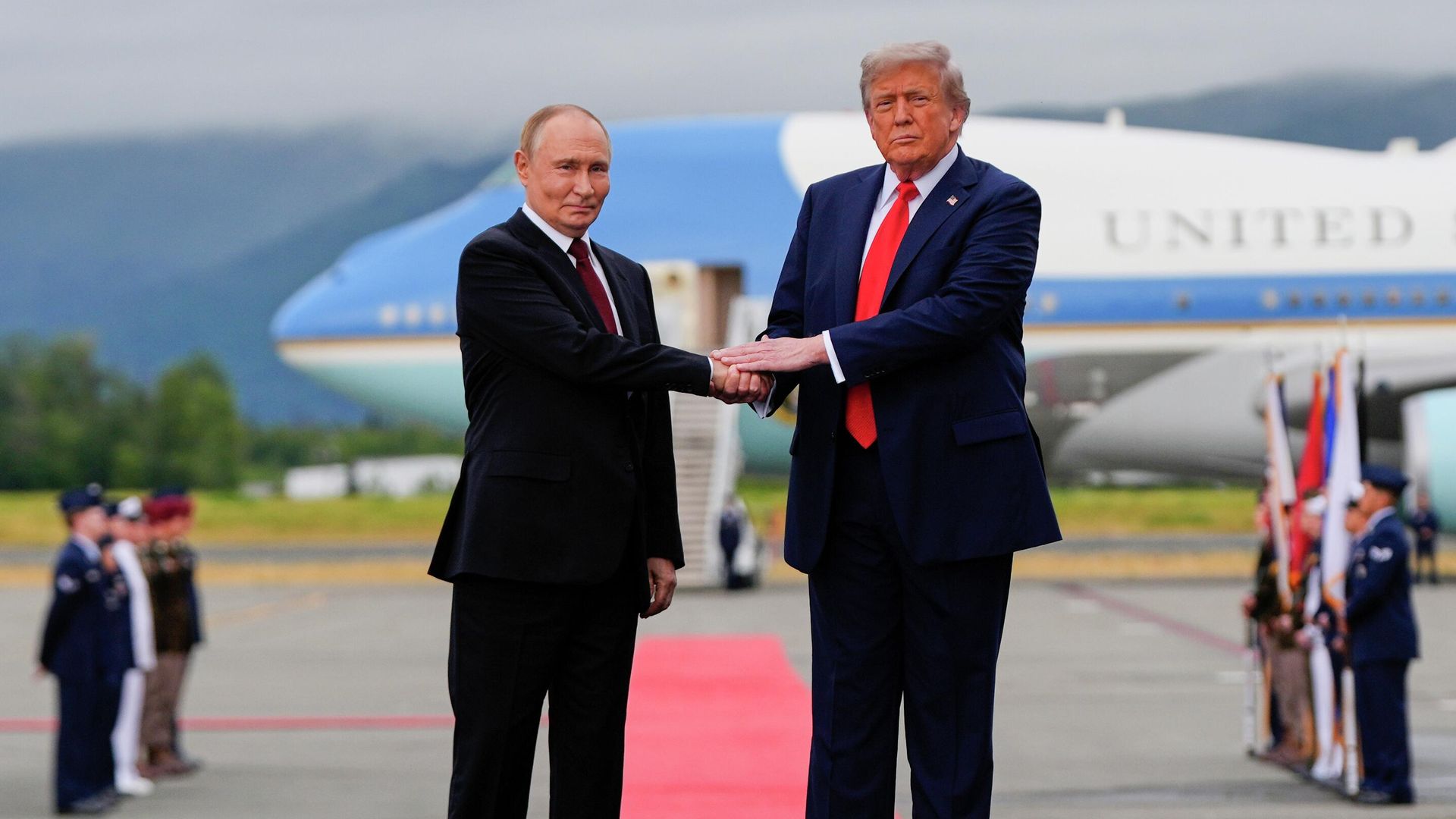 Президент США Дональд Трамп приветствует президента России Владимира Путина по прибытии на базу Элмендорф-Ричардсон в Анкоридже, Аляска Президент США Дональд Трамп приветствует президента России Владимира Путина по прибытии на базу Элмендорф-Ричардсон в Анкоридже, Аляска - РИА Новости, 1920, 16.08.2025