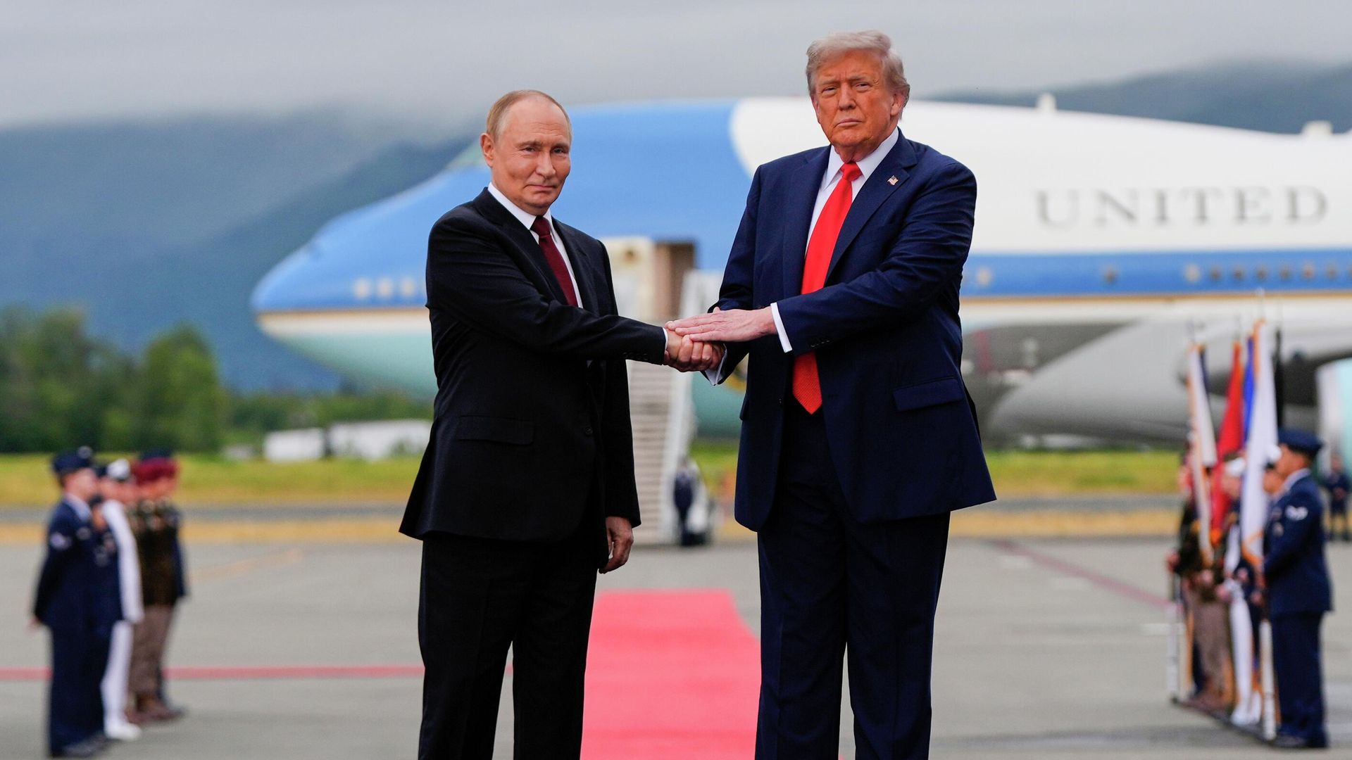 Президент США Дональд Трамп приветствует президента России Владимира Путина по прибытии на базу Элмендорф-Ричардсон в Анкоридже, Аляска Президент США Дональд Трамп приветствует президента России Владимира Путина по прибытии на базу Элмендорф-Ричардсон в Анкоридже, Аляска - РИА Новости, 1920, 16.08.2025