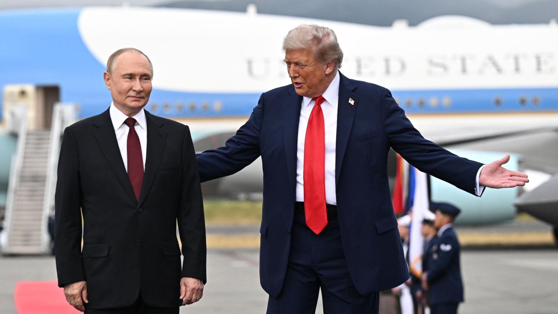 Президент России Владимир Путин и президент США Дональд Трамп во время встречи на военной базе Эльмендорф-Ричардсон на Аляске Президент России Владимир Путин и президент США Дональд Трамп во время встречи на военной базе Эльмендорф-Ричардсон на Аляске - РИА Новости, 1920, 18.08.2025
