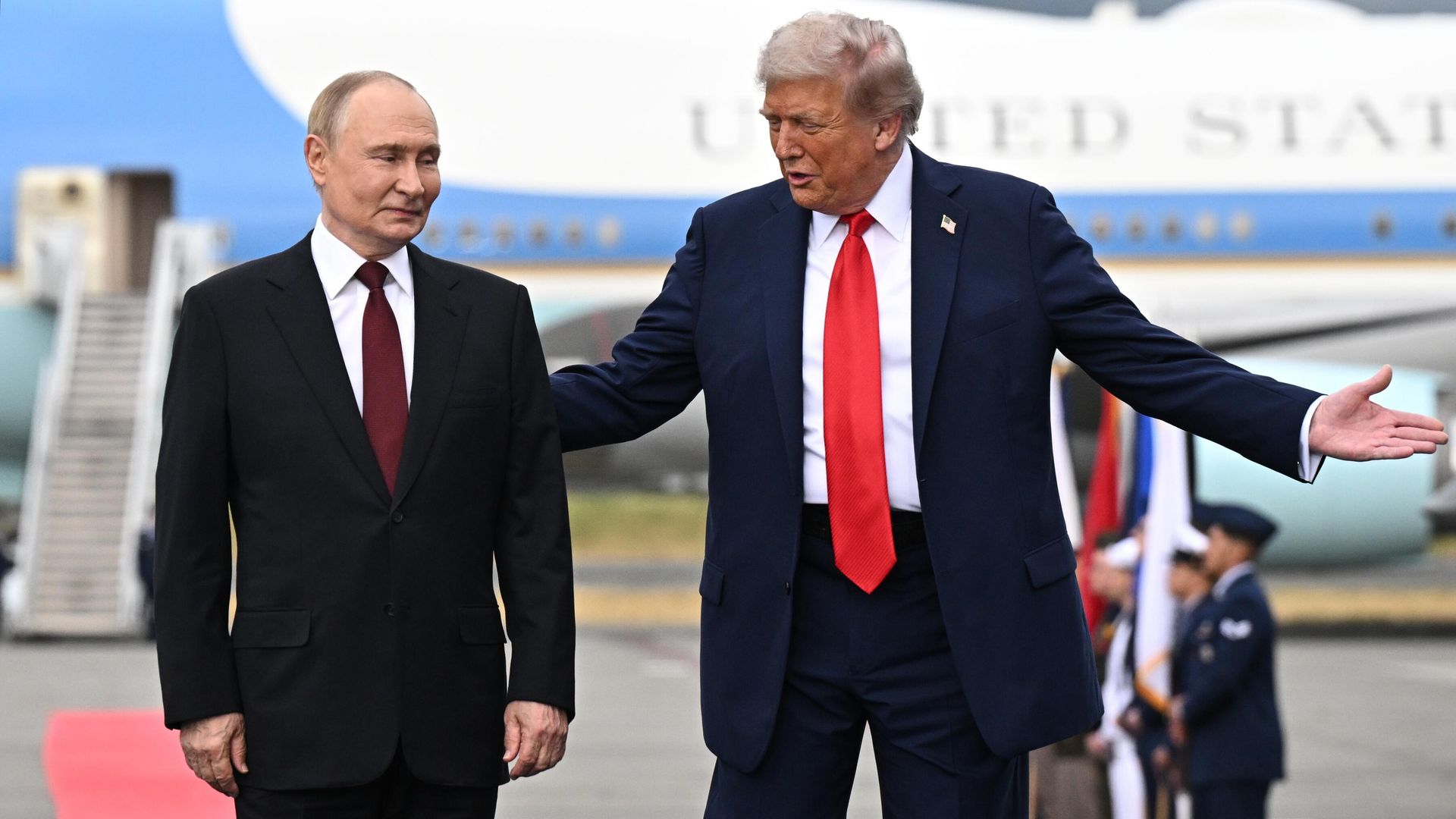 Президент РФ Владимир Путин и президент США Дональд Трамп во время встречи на военной базе Эльмендорф-Ричардсон на Аляске - РИА Новости, 1920, 16.08.2025