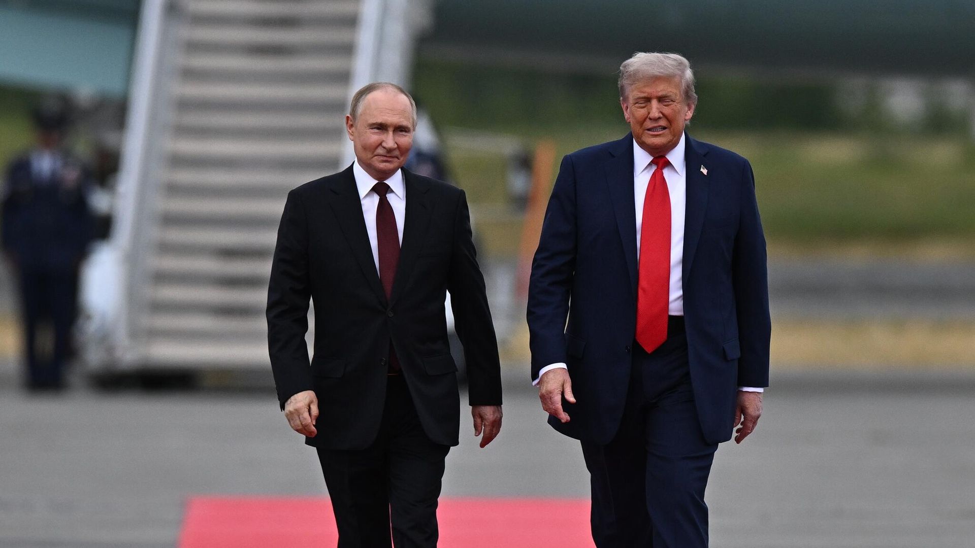 Президент РФ Владимир Путин и президент США Дональд Трамп во время встречи на военной базе Эльмендорф-Ричардсон на Аляске - РИА Новости, 1920, 15.08.2025