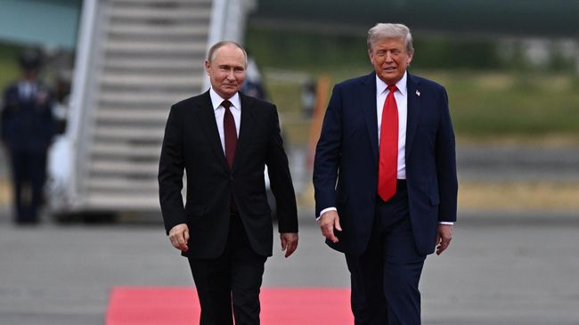 Президент РФ Владимир Путин и президент США Дональд Трамп во время встречи на военной базе Эльмендорф-Ричардсон на Аляске