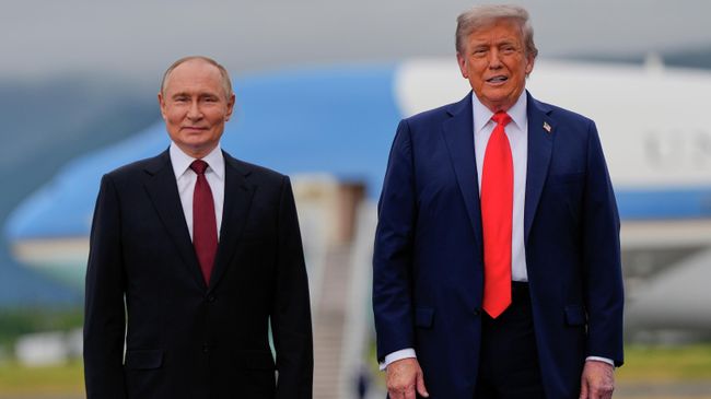 Президент РФ Владимир Путин и президент США Дональд Трамп во время встречи на военной базе Эльмендорф-Ричардсон на Аляске
