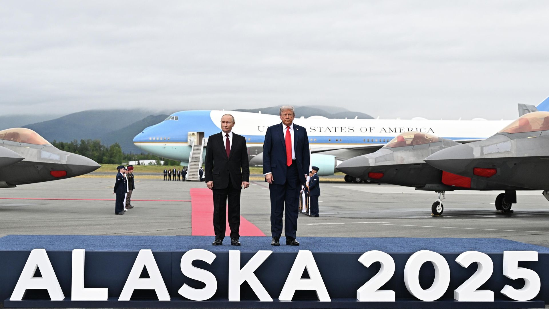 Президент РФ Владимир Путин и президент США Дональд Трамп во время встречи на военной базе Эльмендорф-Ричардсон на Аляске - РИА Новости, 1920, 15.07.2026