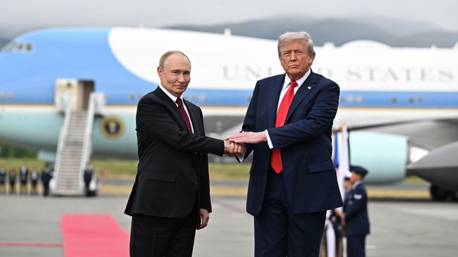 Президент РФ Владимир Путин и президент США Дональд Трамп во время встречи на военной базе Эльмендорф-Ричардсон на Аляске