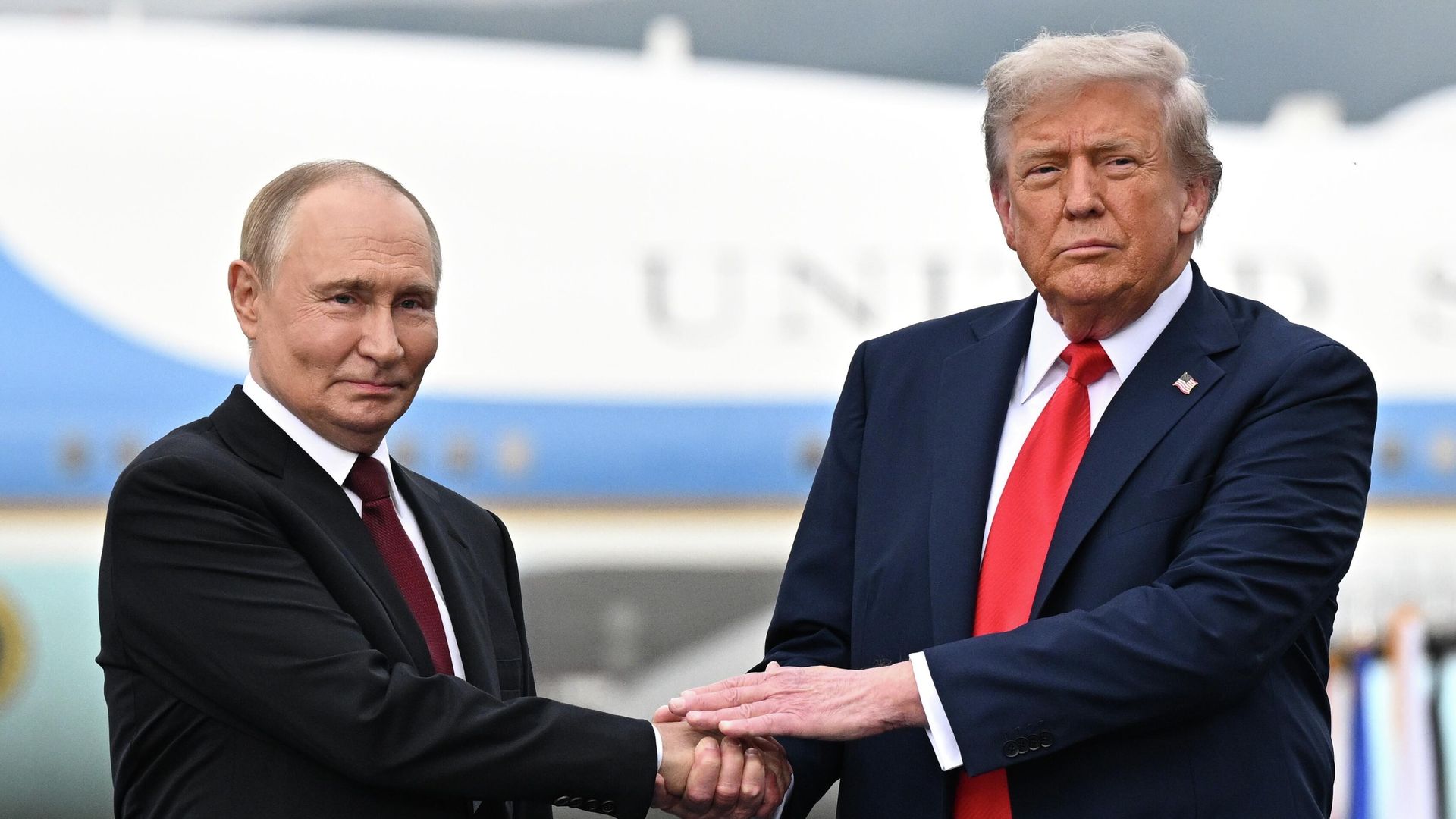 Президент РФ Владимир Путин и президент США Дональд Трамп во время встречи на военной базе Эльмендорф-Ричардсон на Аляске - РИА Новости, 1920, 18.10.2025