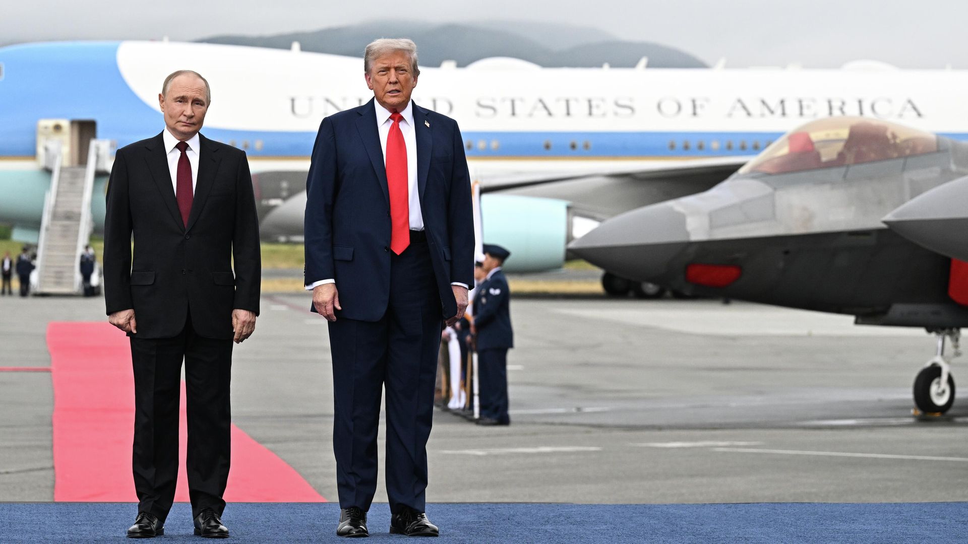 Президент РФ Владимир Путин и президент США Дональд Трамп во время встречи на военной базе Эльмендорф-Ричардсон на Аляске Президент РФ Владимир Путин и президент США Дональд Трамп во время встречи на военной базе Эльмендорф-Ричардсон на Аляске - РИА Новости, 1920, 16.08.2025