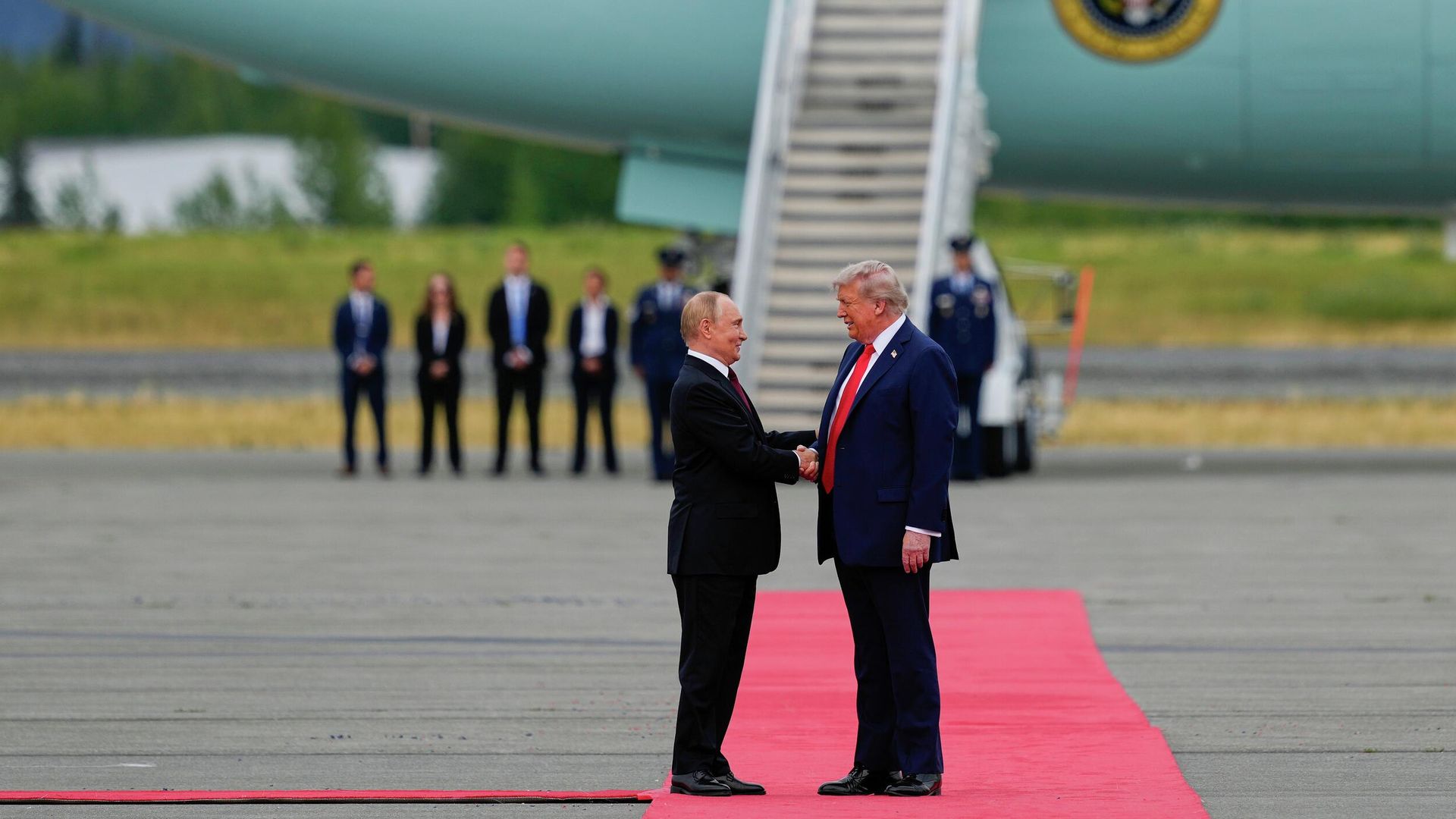 Президент США Дональд Трамп приветствует президента России Владимира Путина на военной базе Элмендорф-Ричардсон на Аляске - РИА Новости, 1920, 15.08.2025