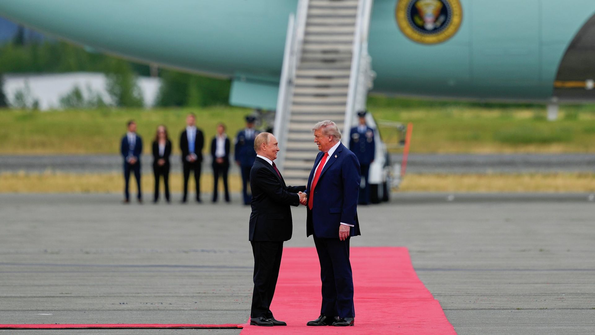Президент США Дональд Трамп приветствует президента России Владимира Путина на военной базе Элмендорф-Ричардсон на Аляске - РИА Новости, 1920, 19.08.2025
