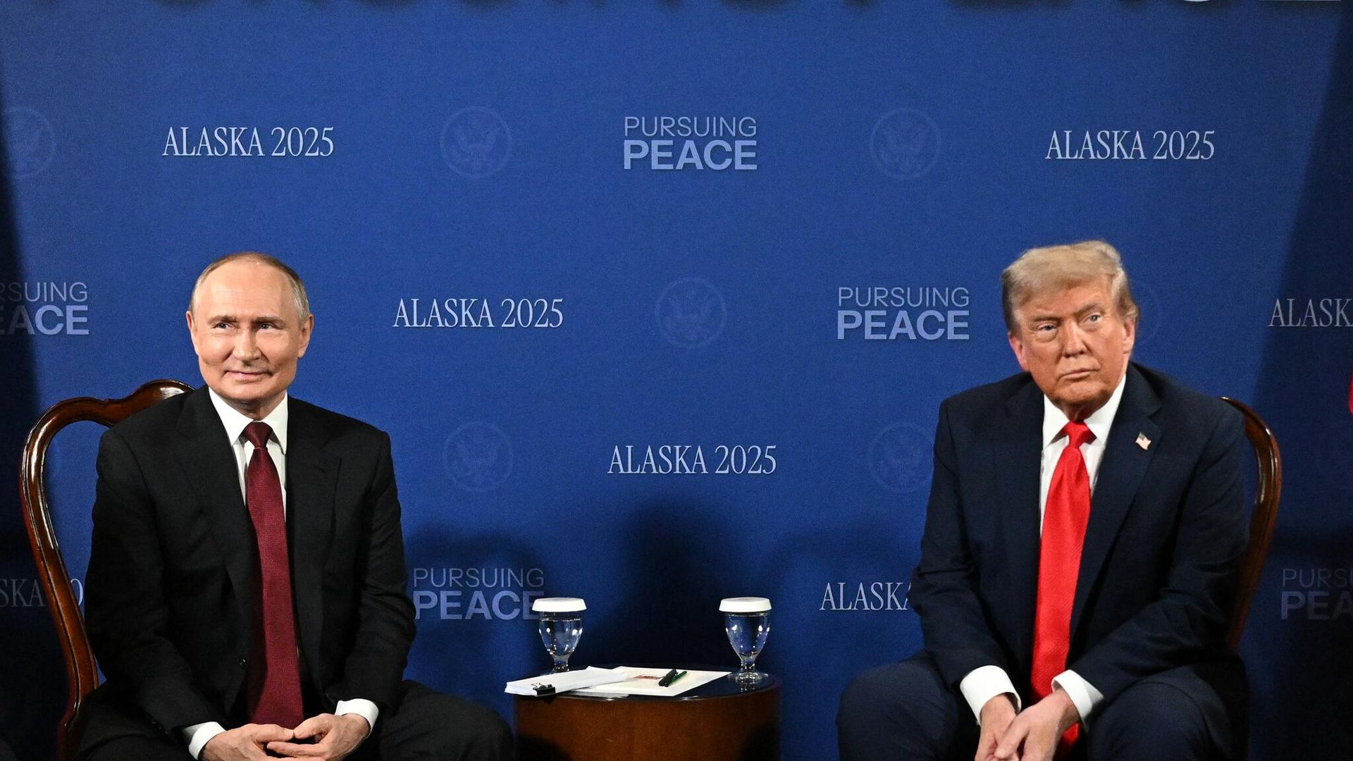 Президент РФ Владимир Путин и президент США Дональд Трамп во время переговоров в узком составе на Аляске. 15 августа 2025 - РИА Новости, 1920, 15.08.2025