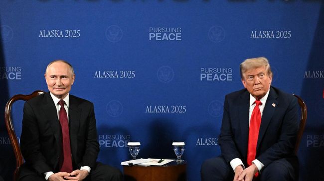 Президент РФ Владимир Путин и президент США Дональд Трамп во время переговоров в узком составе на Аляске. 15 августа 2025