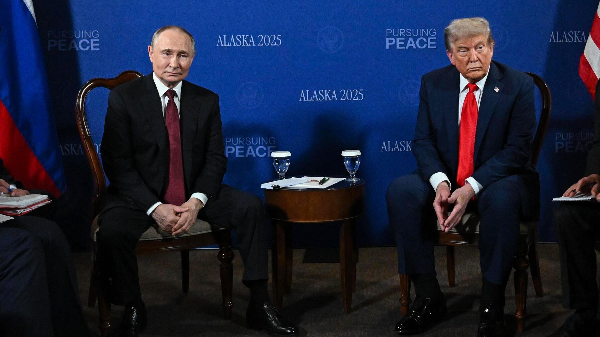 Президент РФ Владимир Путин и президент США Дональд Трамп во время переговоров в узком составе на Аляске - РИА Новости, 1920, 16.08.2025